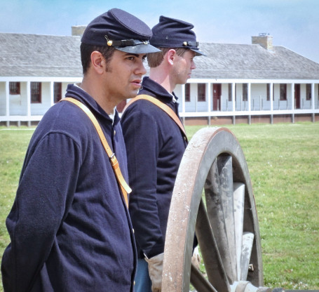 A Civil War cannon squad